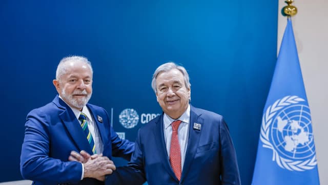 Lula posa ao lado de António Guterres durante reunião com o secretário-geral da ONU