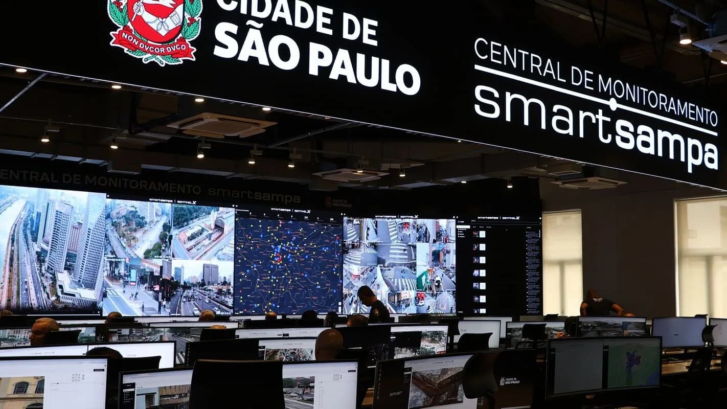 Central de monitoramento do Smart Sampa, com telões mostrando câmeras da cidade de São Paulo