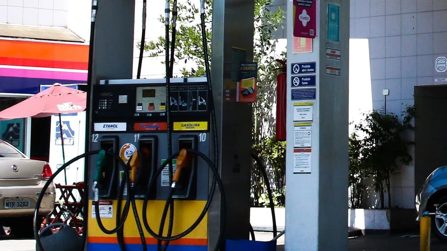 Bomba de combustível com opções de etanol e gasolina em posto no Brasil