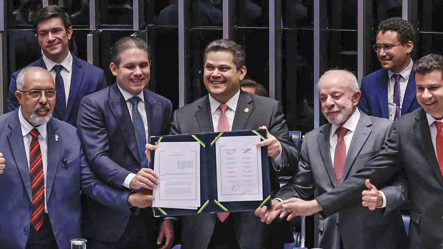 Lula ergue exemplar da Constituição ao lado de autoridades no plenário do Congresso