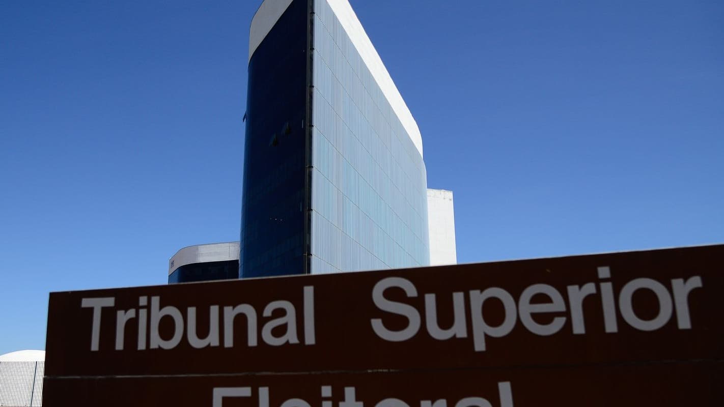 Fachada da sede do Tribunal Superior Eleitoral, em Brasília, com placa de identificação do órgão