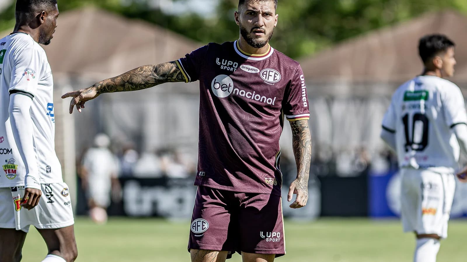 Jogador da Ferroviária gesticula em campo durante partida do Paulistão