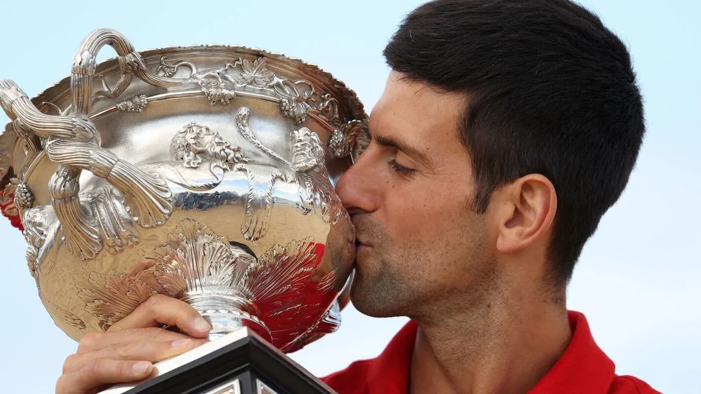 Novak Djokovic beija troféu de título conquistado no circuito ATP