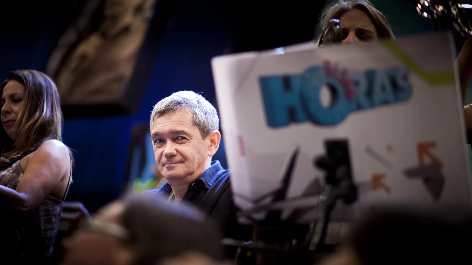 Serginho Groisman sorrindo, com microfone, em evento público