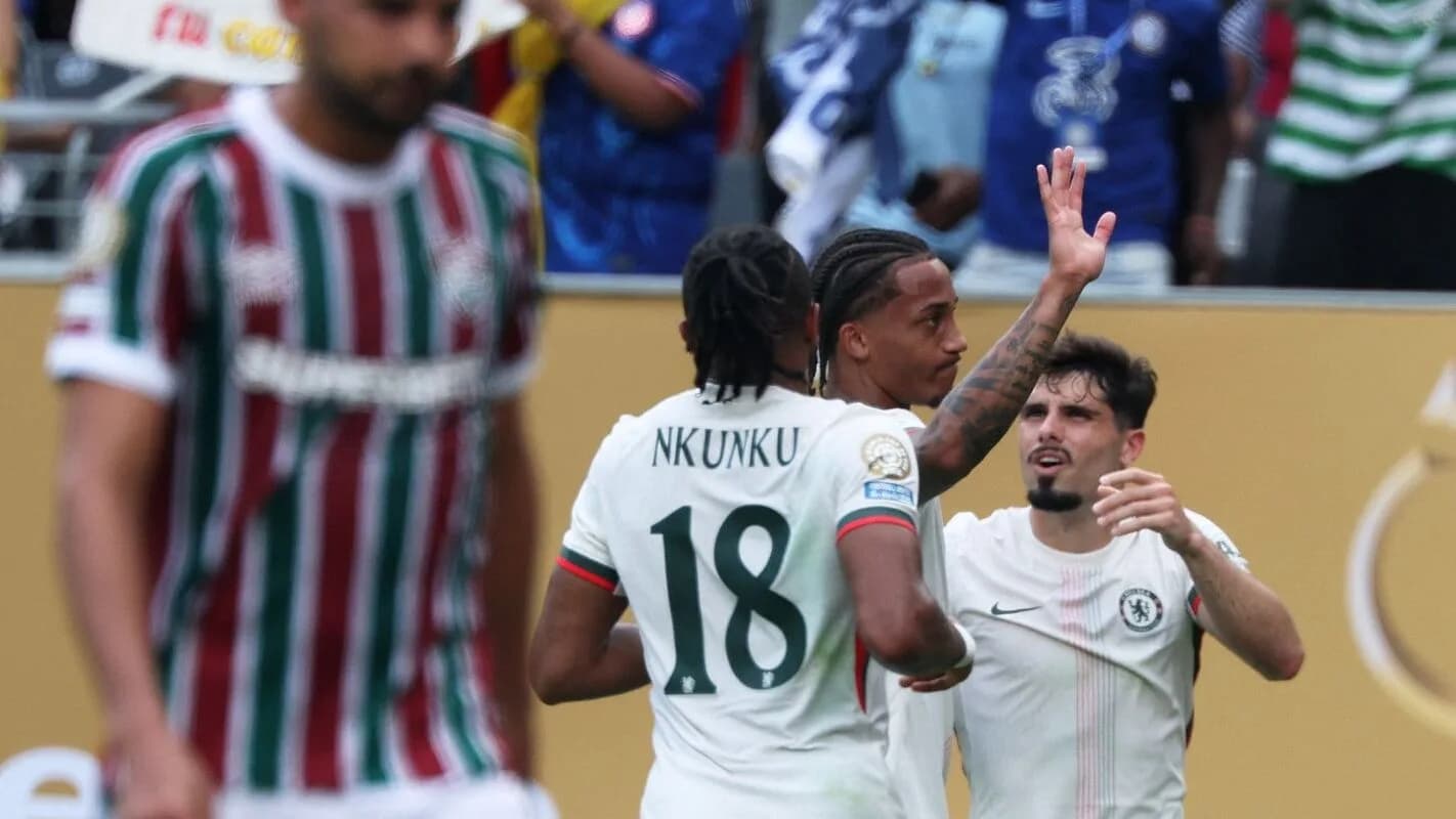 Jogadores do Fluminense comemoram em campo durante partida, foto de arquivo