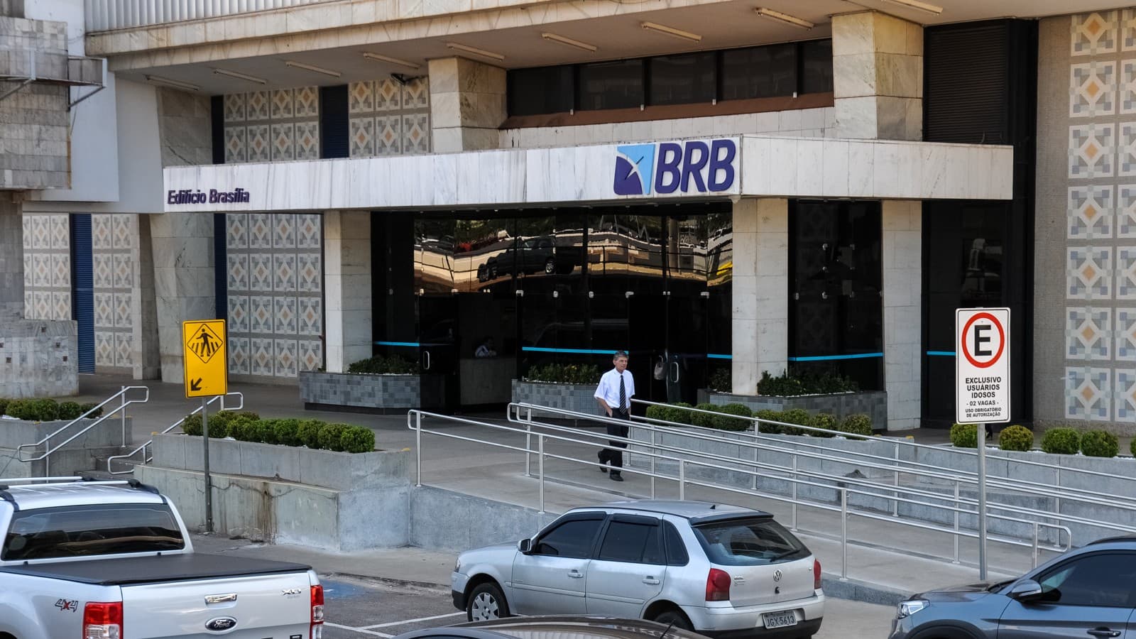 Fachada do Edifício Brasília, sede do BRB, com o logotipo do banco na entrada