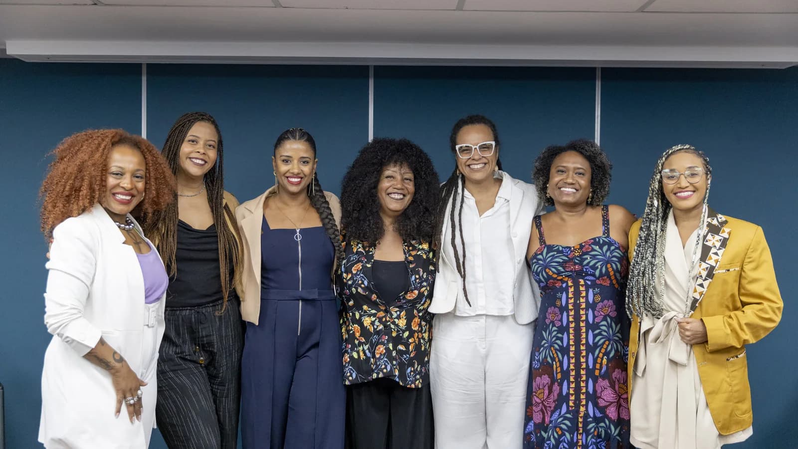 Grupo de mulheres reunidas em seminário da Defensoria Pública sobre combate ao racismo