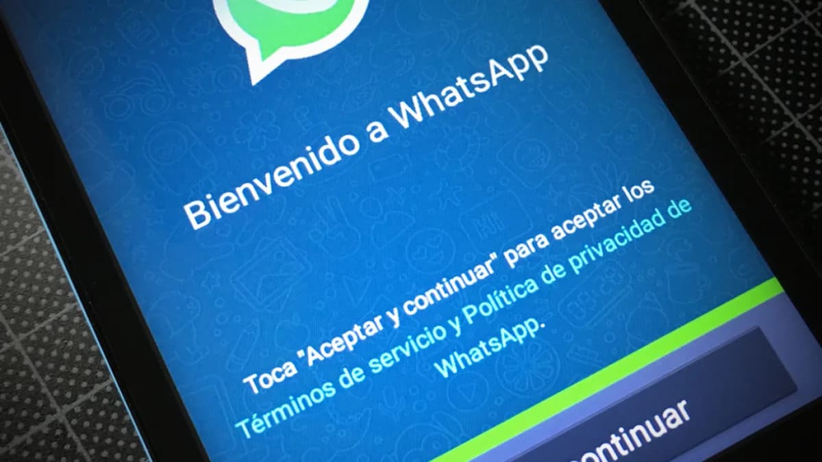 Tela de boas-vindas do aplicativo WhatsApp em um smartphone