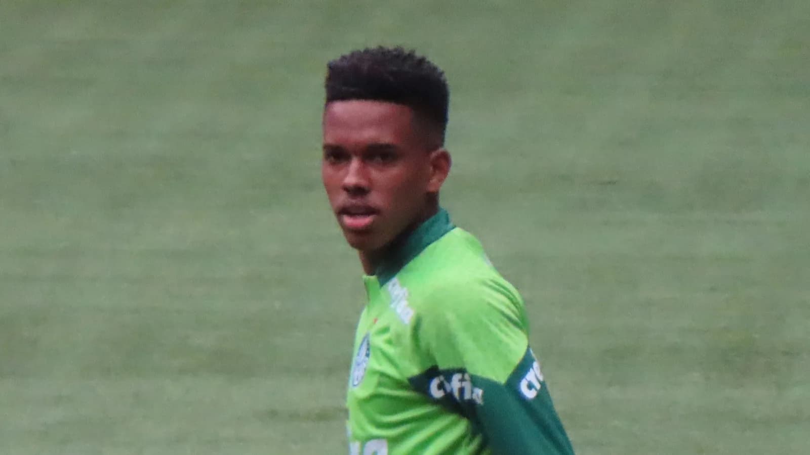 Estêvão aparece em campo pelo Palmeiras em foto de arquivo