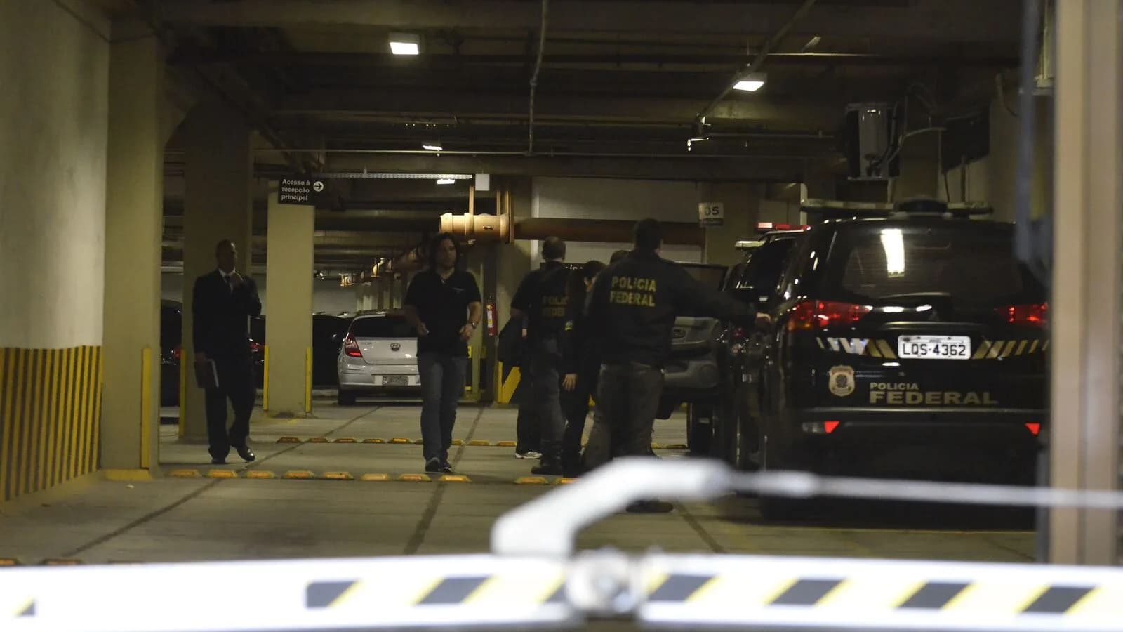 Agentes da Polícia Federal durante operação, caminhando em direção a viaturas (foto de arquivo)