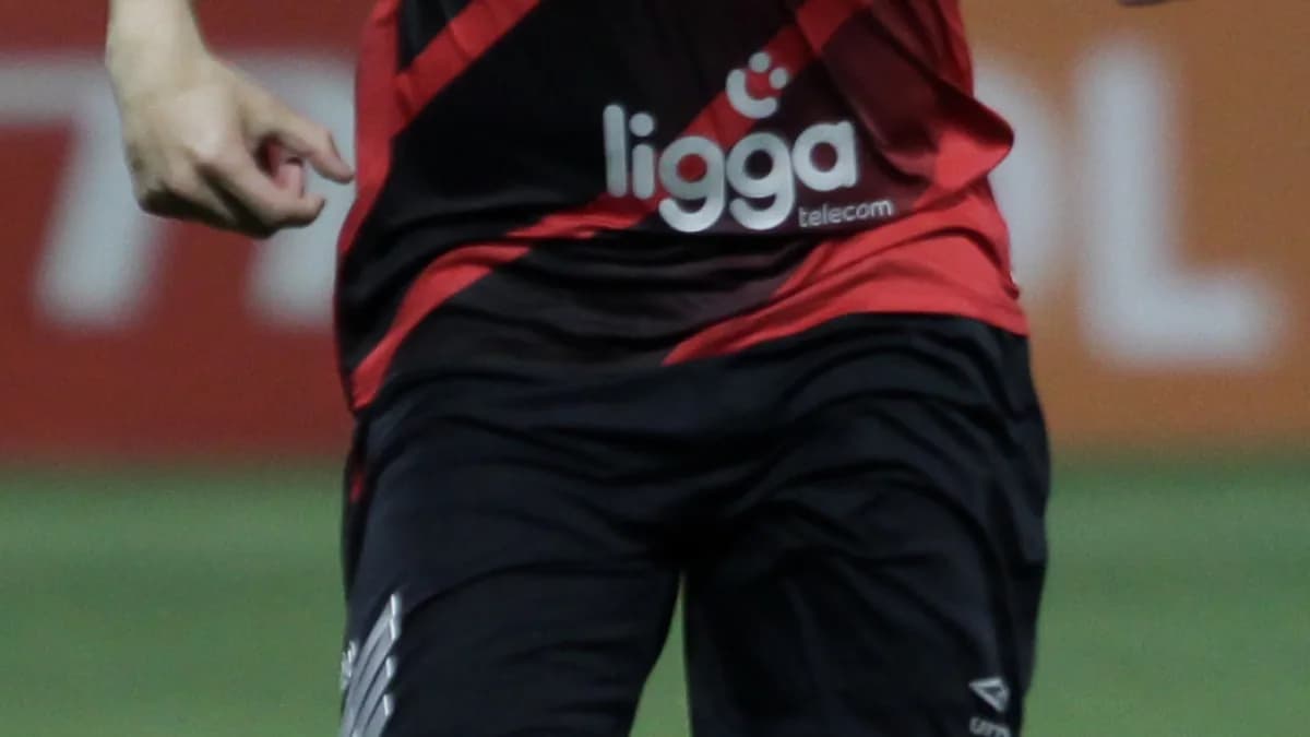 Jogador do Athletico Paranaense em ação durante partida (foto de arquivo)