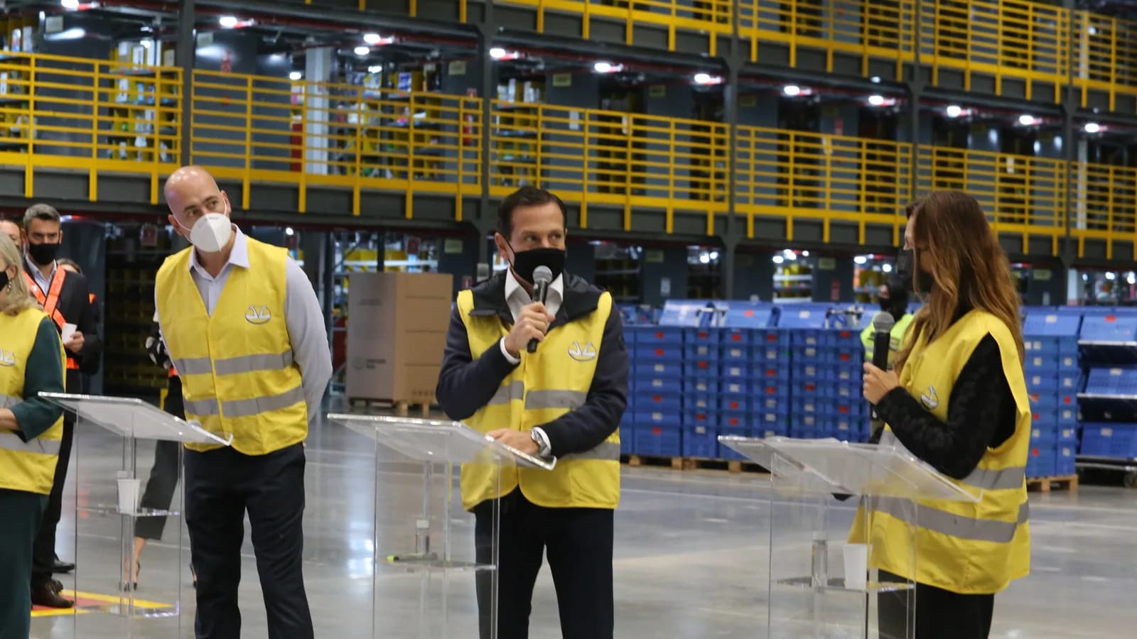 Executivos do Mercado Livre em anúncio dentro de centro de distribuição da empresa, em foto de arquivo