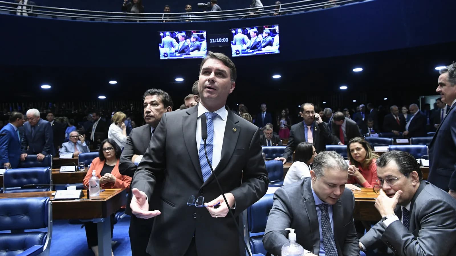 Senador Flávio Bolsonaro discursa no plenário do Senado Federal durante sessão