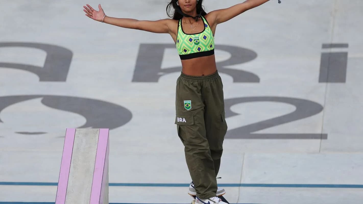 Rayssa Leal em manobra durante competição de skate street