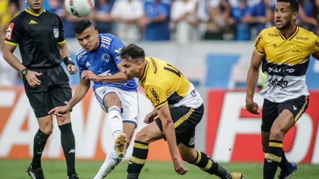 Jogadores do Criciúma, de amarelo e preto, disputam lance em partida da Série B