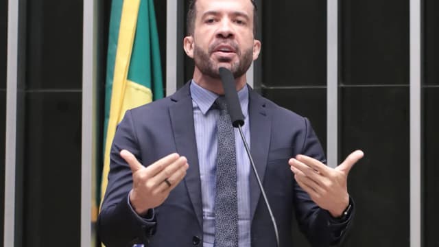 O deputado federal André Janones discursa no plenário da Câmara dos Deputados