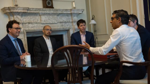 Dario Amodei, CEO da Anthropic, em reunião com autoridades sobre inteligência artificial