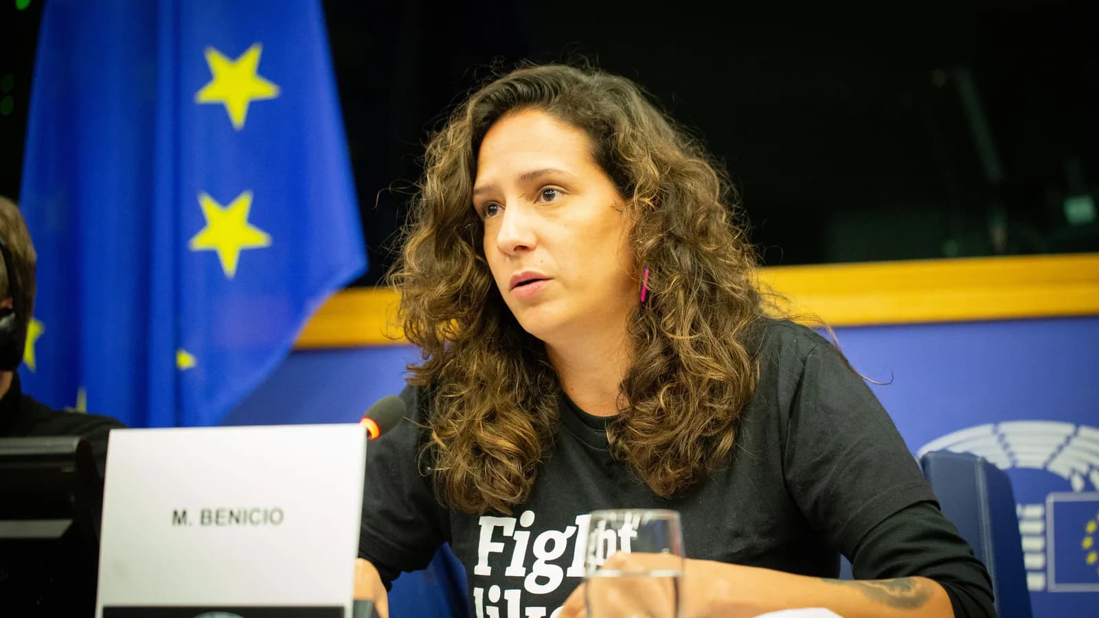 Monica Benicio fala em reunião no Parlamento Europeu, com camiseta 'Fight like Marielle'
