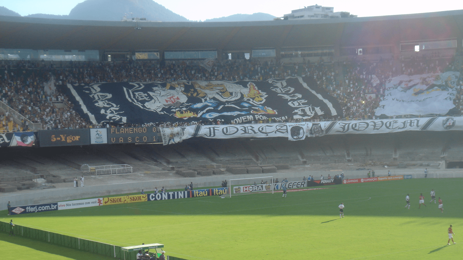 Torcida do Vasco da Gama com bandeirão no setor de arquibancada em jogo no Maracanã (foto de arquivo, ilustrativa)