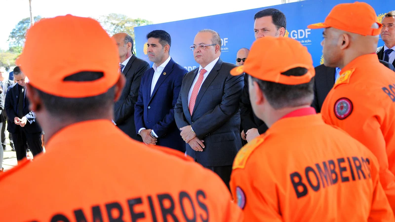 Bombeiros militares do Distrito Federal uniformizados em evento oficial