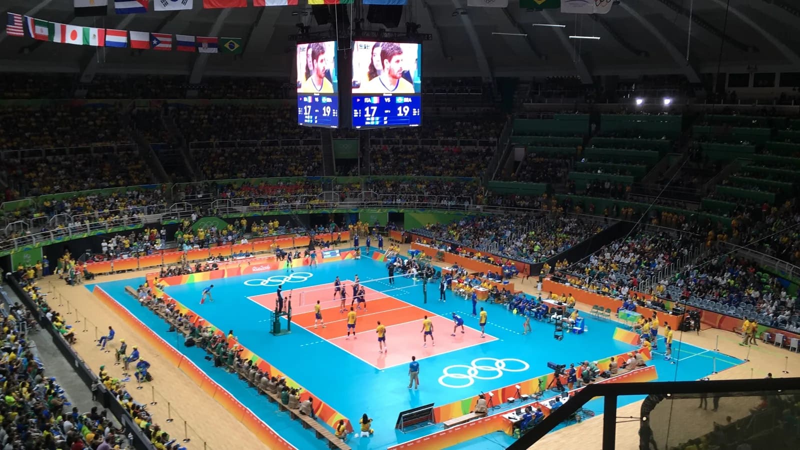 Jogo masculino de vôlei em quadra cheia, em imagem de arquivo