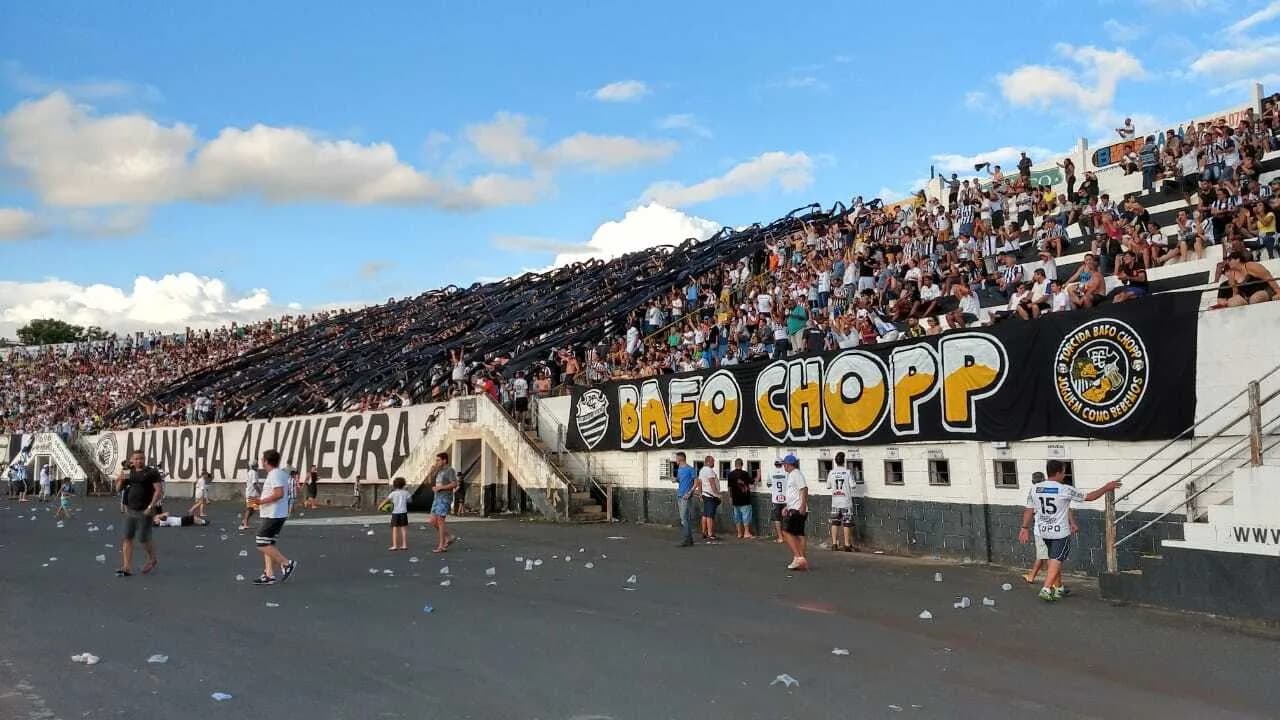 Torcida organizada do Comercial no estádio Palma Travassos, em Ribeirão Preto