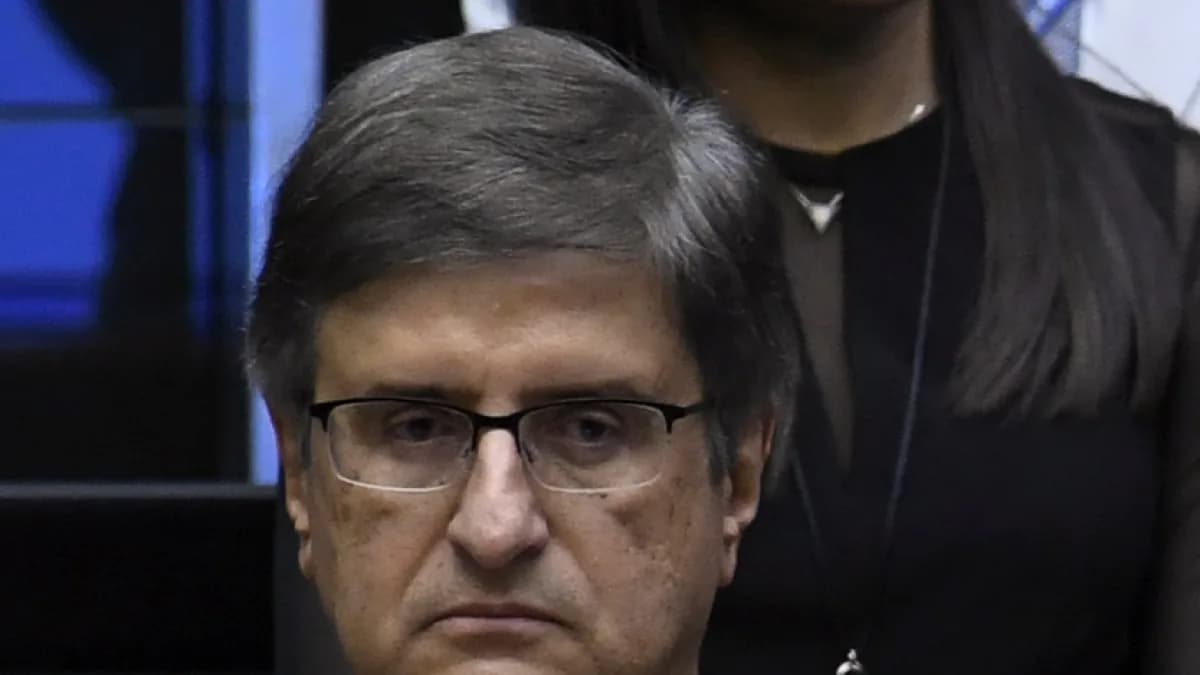 Retrato do procurador-geral da República, Paulo Gonet, de terno e óculos