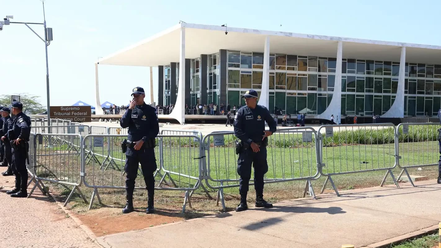 Policiamento reforçado em frente ao prédio do STF, em Brasília