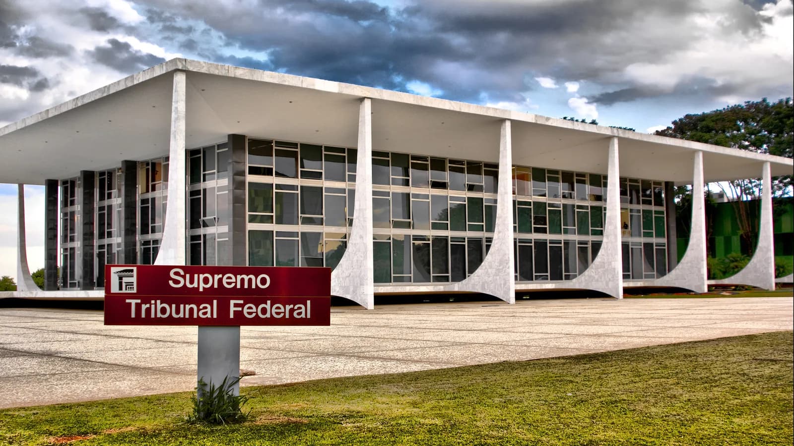 Fachada do edifício do Supremo Tribunal Federal, com placa de identificação