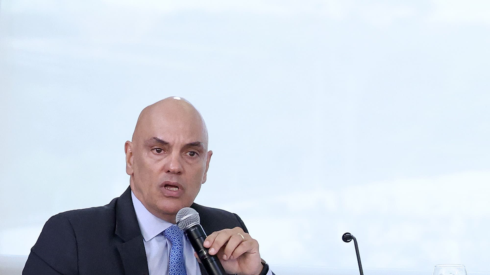Ministro Alexandre de Moraes fala ao microfone durante evento oficial