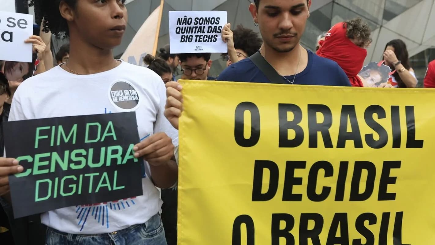 Manifestantes seguram cartazes contra censura digital em protesto em frente ao TSE em Brasília