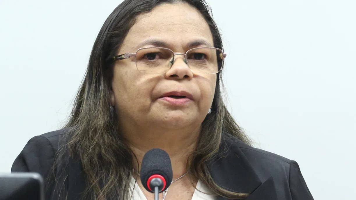 Audiência pública na Câmara sobre escola pública e acesso à faculdade, com diretora de escola do Ceará