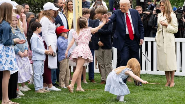 Presidente Donald Trump acena em evento na Casa Branca