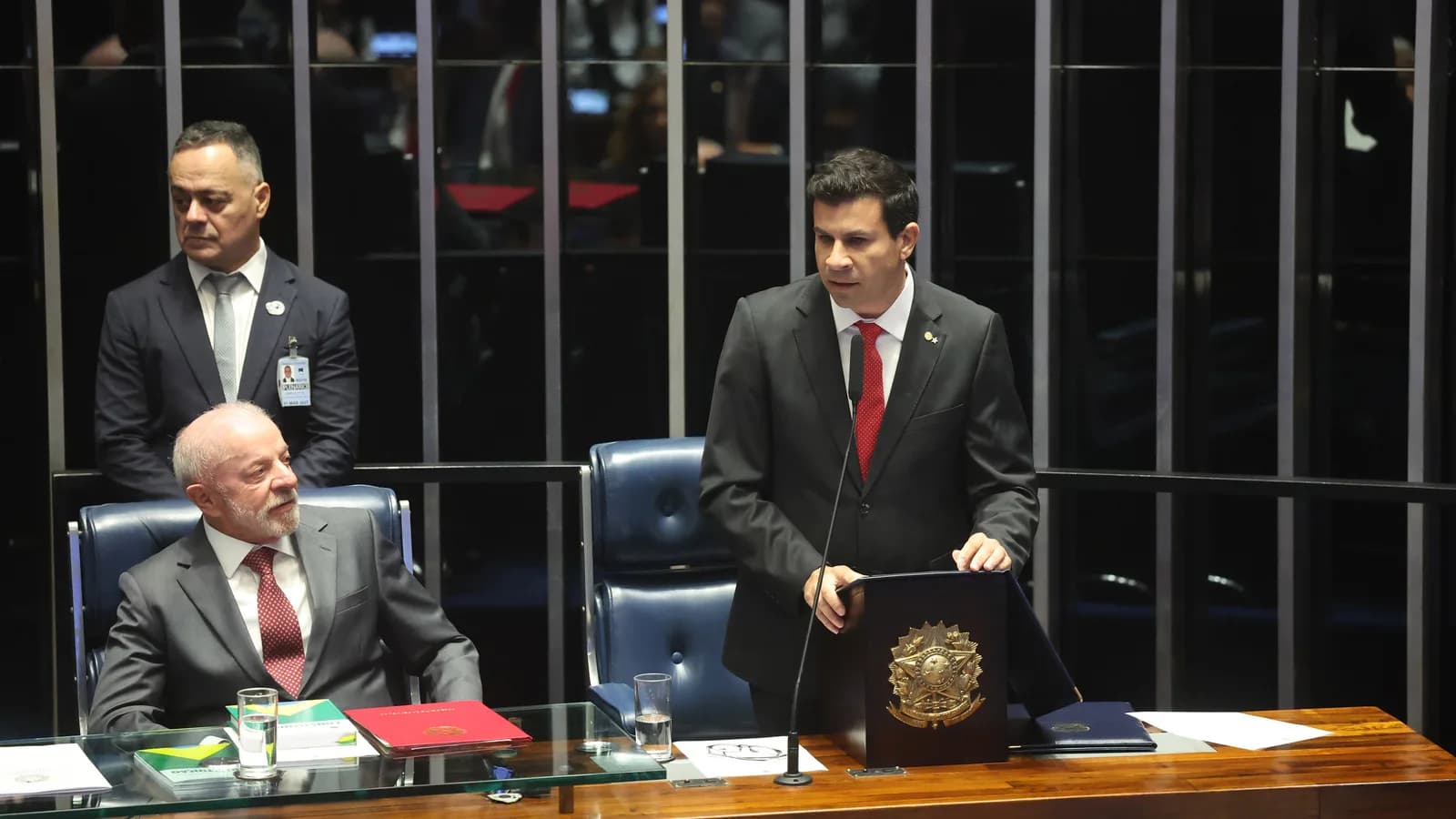 Presidente Lula sentado à mesa durante sessão no Congresso Nacional