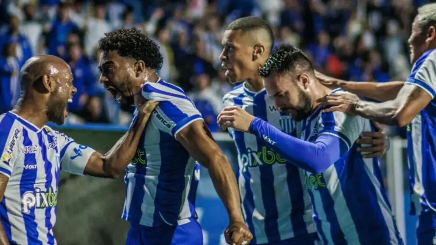 Jogadores do Avaí em ação na Ressacada