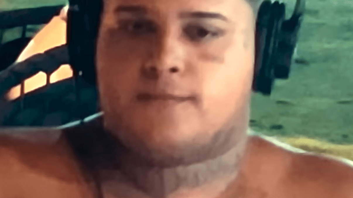 MC Ryan SP em still de vídeo, usando fones de ouvido