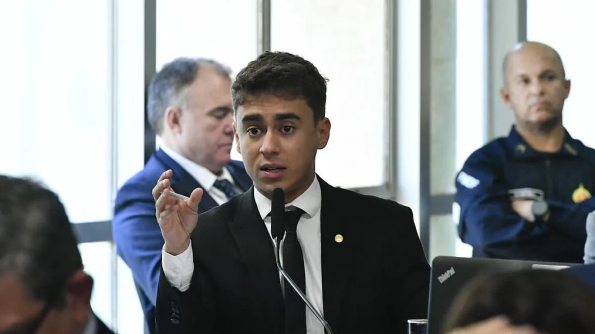 O deputado federal Nikolas Ferreira discursa em microfone durante sessão de comissão no Congresso