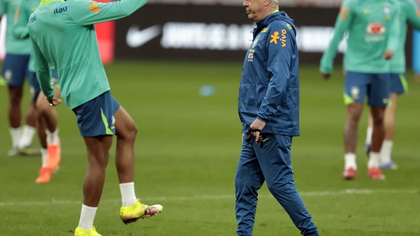 Carlo Ancelotti caminha observando jogadores da Seleção Brasileira durante treino