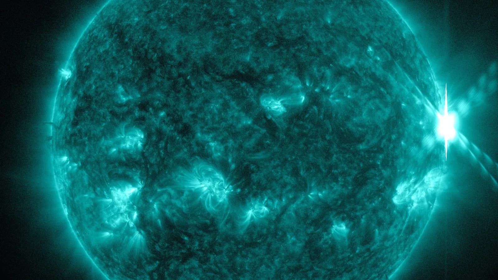 Imagem de satélite mostra explosão solar brilhante na borda do Sol (foto ilustrativa de arquivo)