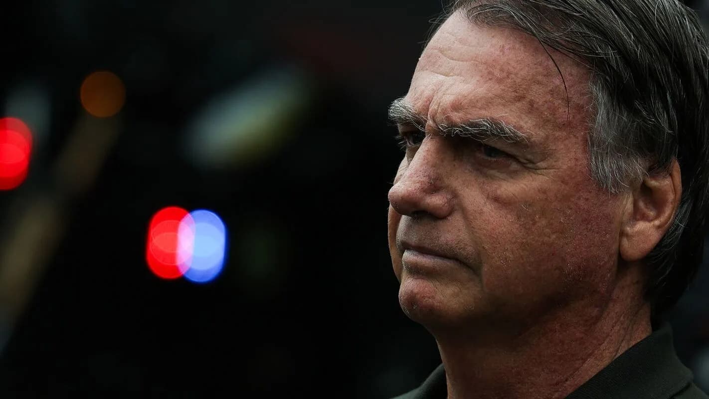 Jair Bolsonaro em imagem noturna, de perfil