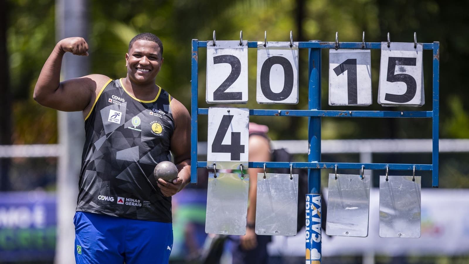 Alessandro Borges comemora marca no arremesso do peso em competição anterior (foto de arquivo)