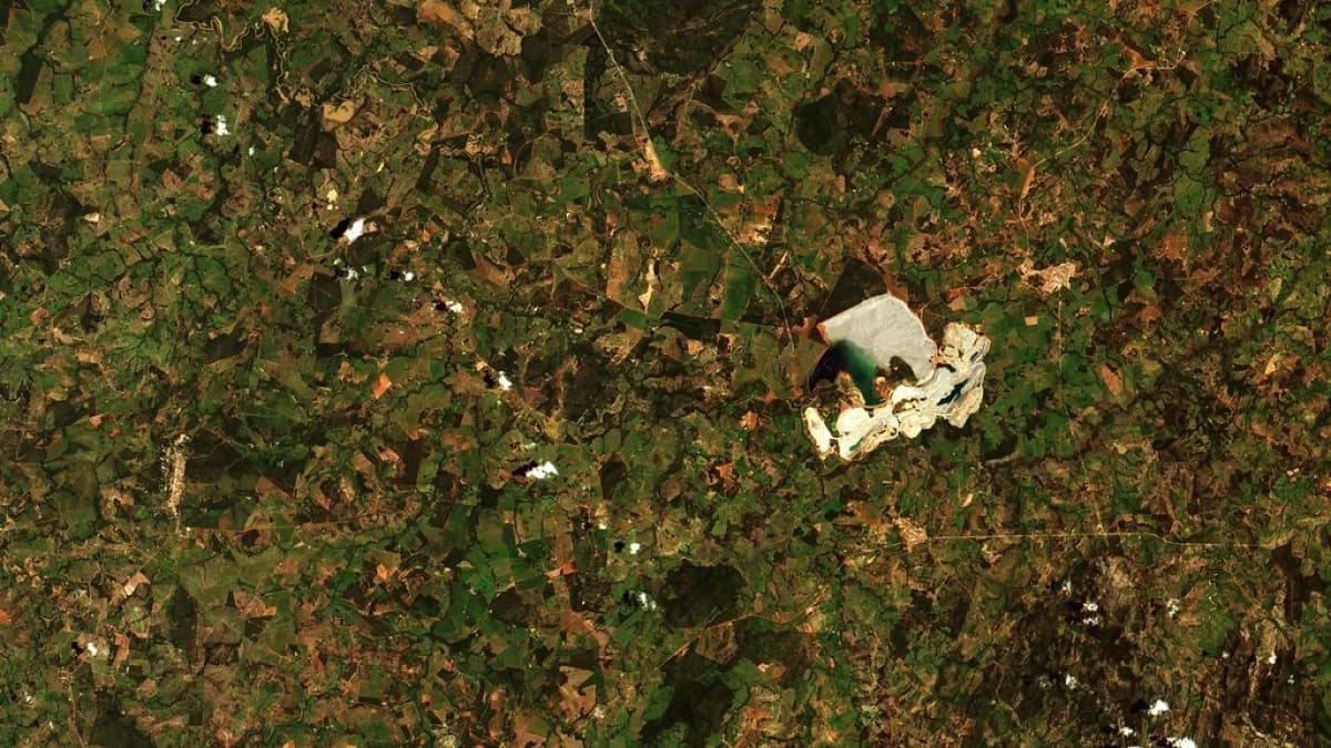 Imagem de satélite de mina a céu aberto no Brasil (Mina Chapada, Goiás), ilustrativa de mineração