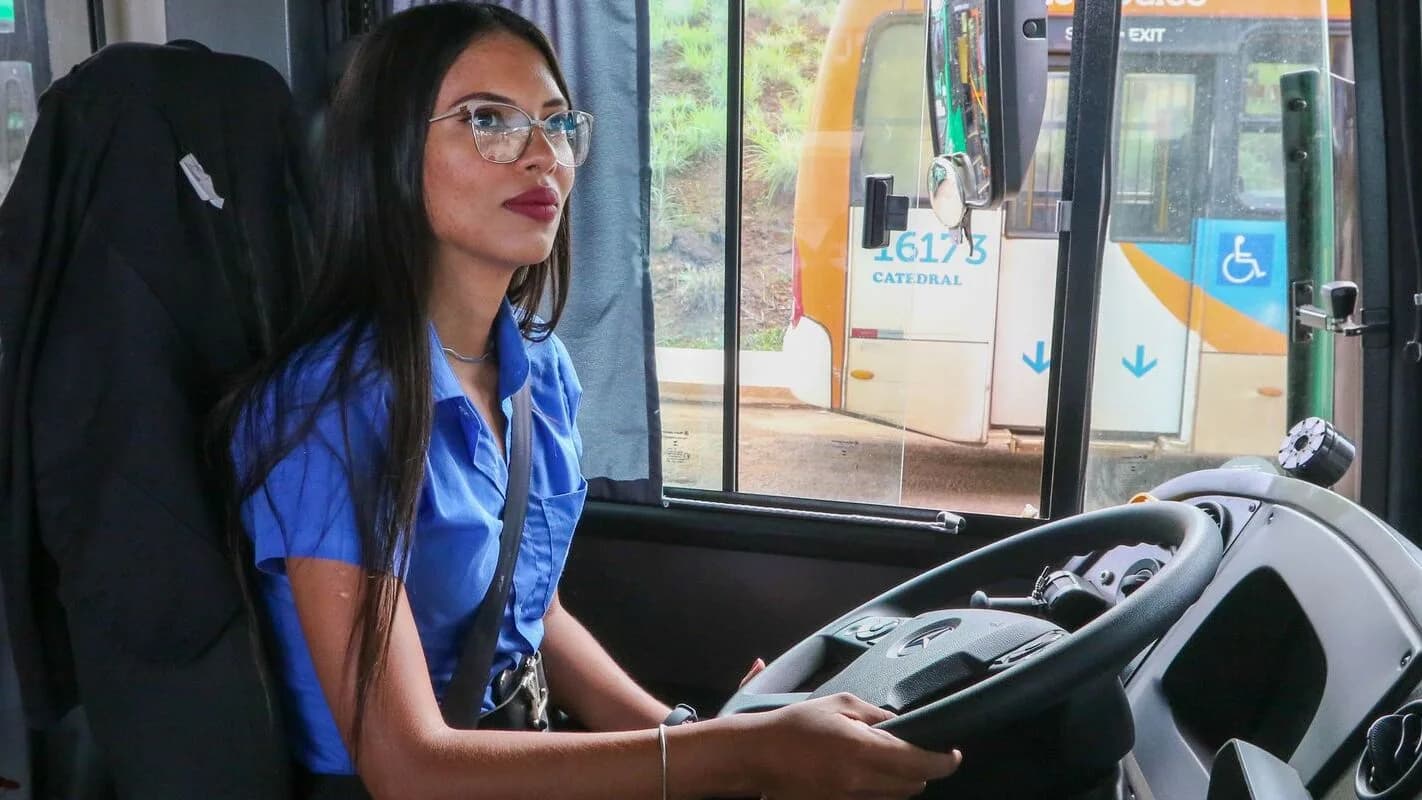 Motorista profissional ao volante de veículo de transporte, foto de arquivo