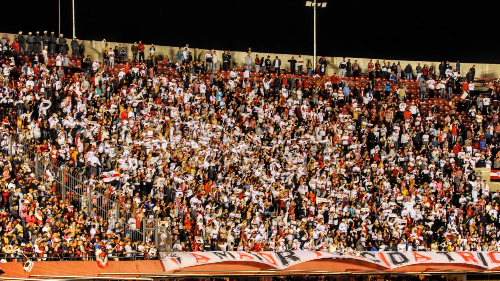 Torcida do São Paulo FC na arquibancada em jogo no Morumbi
