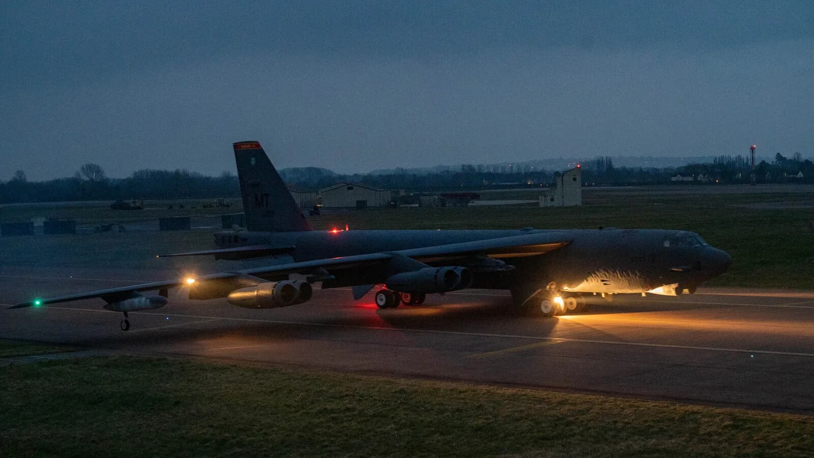 Bombardeiro B-52 da Força Aérea dos Estados Unidos pousa na base aérea de Fairford, na Inglaterra