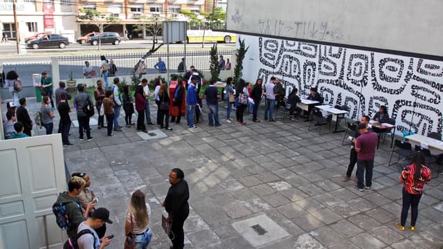 Foto de arquivo: fila de pessoas adultas aguarda atendimento em mesas de inscrição durante mutirão de vagas de emprego promovido pela Prefeitura de Porto Alegre, em pátio ao ar livre