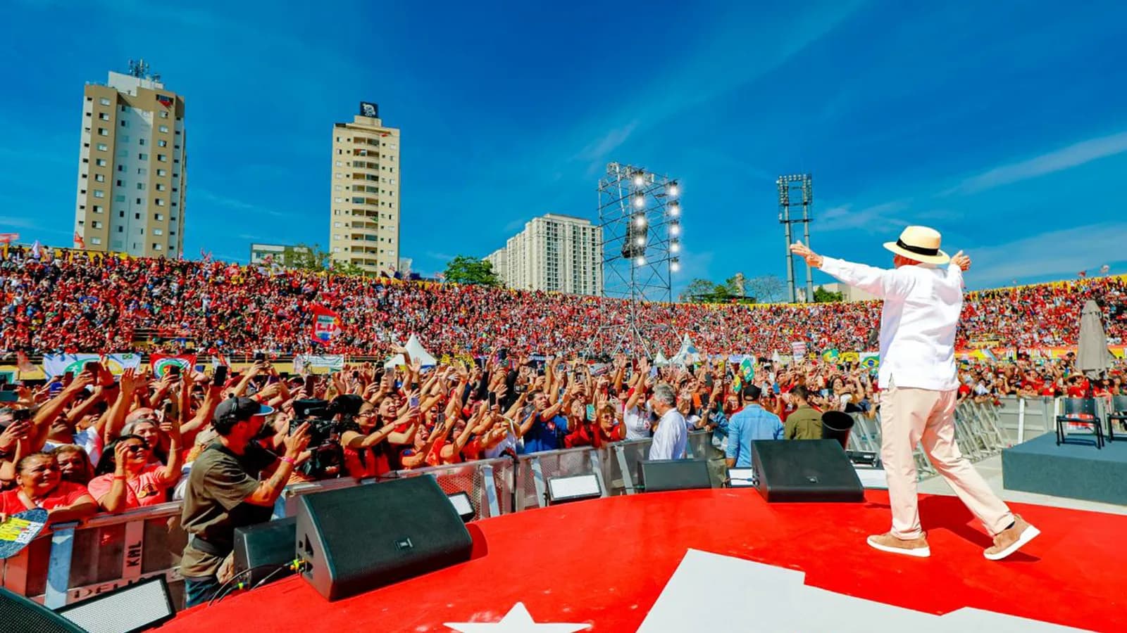 Multidão acompanha comício de lançamento da campanha de Lula em palco vermelho
