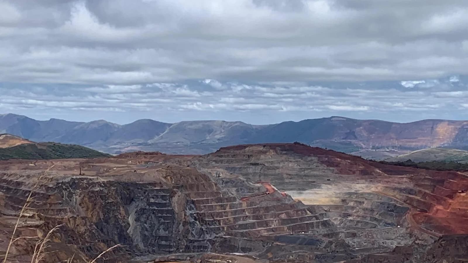 Cava de mineração de minério de ferro operada pela Vale em Itabirito, Minas Gerais