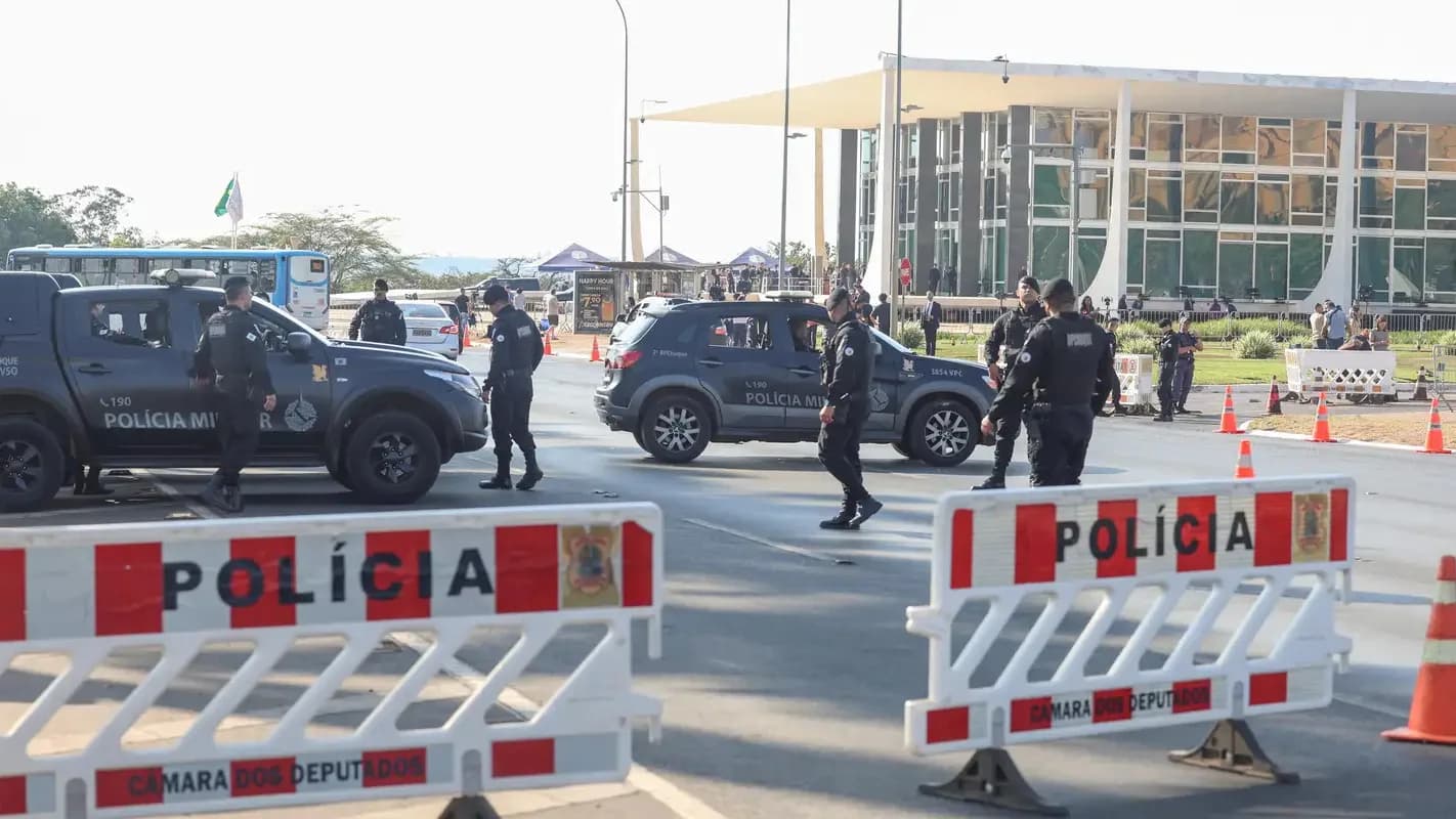 Policiais em barreira de segurança em frente ao prédio do STF, em Brasília