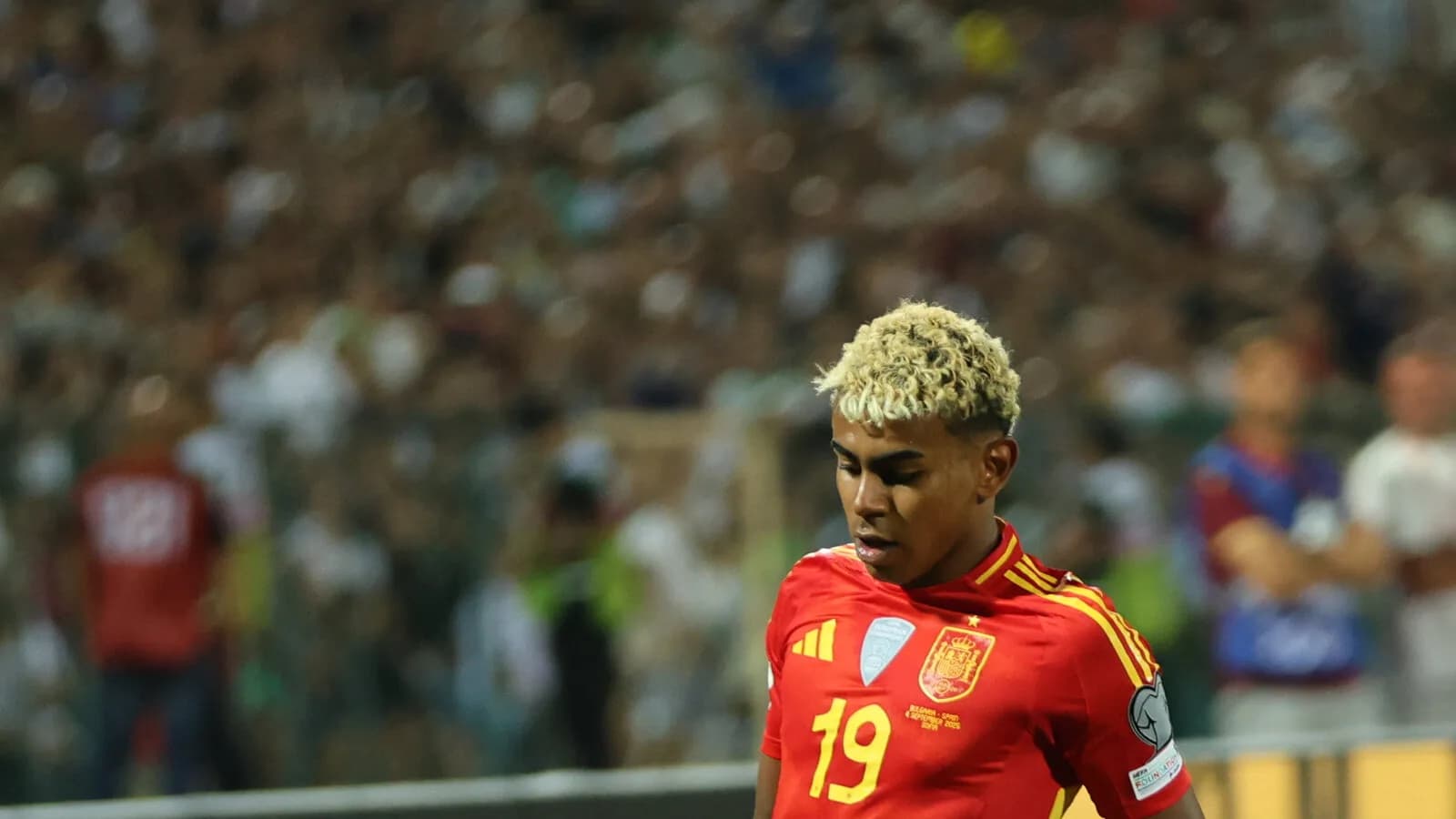 Lamine Yamal correndo em campo com a camisa da seleção espanhola, foto de arquivo